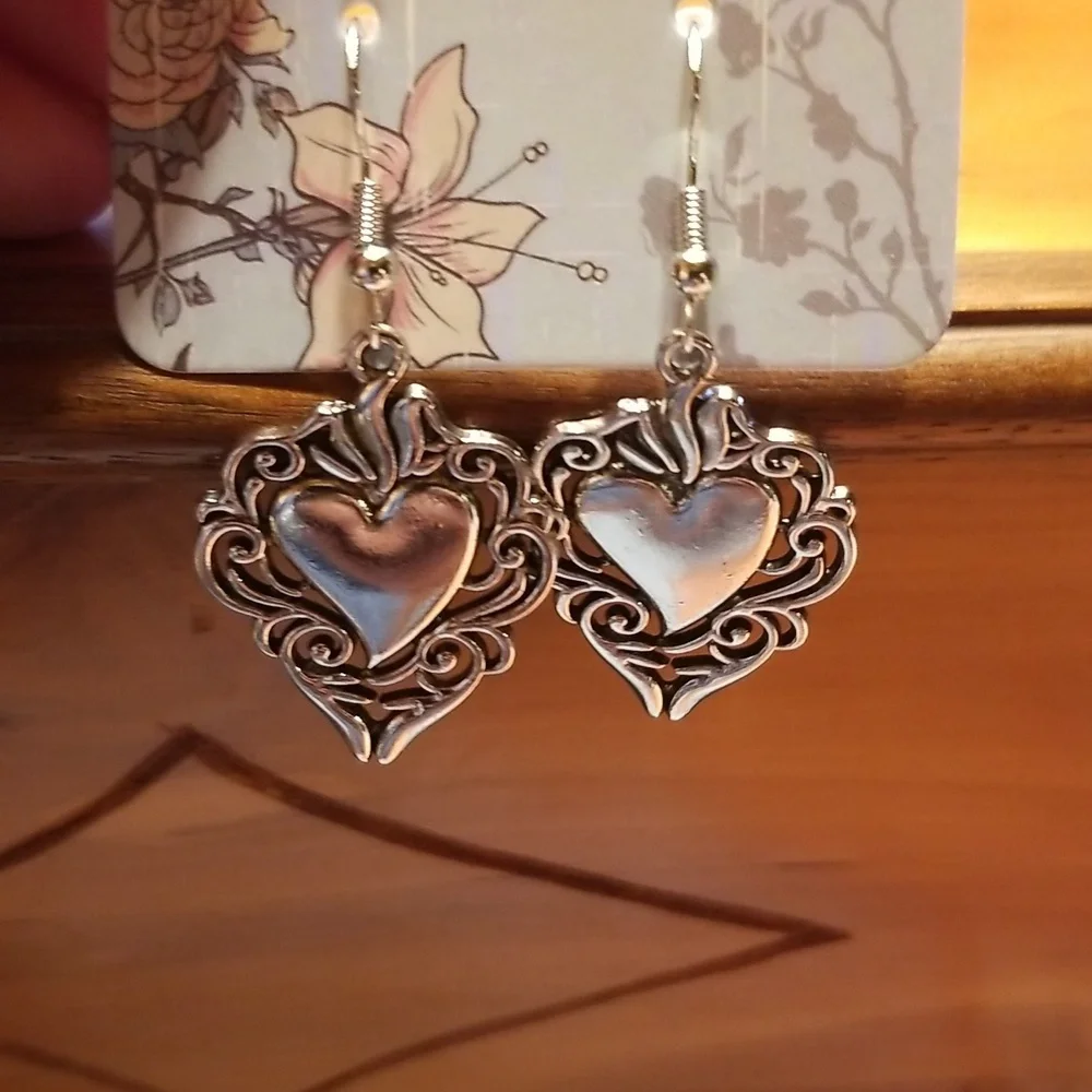 YOU HAVE MY HEART❣️Dangling silver heart earrings. New.